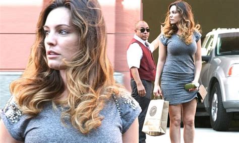 Kelly Brook Shows Off Her Curves Outside La Smoothie Shop Daily Mail