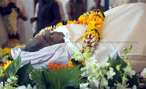 Photos Bollywood Actors Mourn The Loss Of Sadashiv Amrapurkar At His Funeral Bollywood News