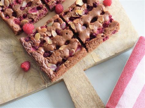 Die vertragen sich auch ganz wunderbar mit schokolade und in kuchenform ist diese kombination der absolute knaller. Himbeer-Schokolade-Kuchen {Gourmeet me - der Food ...