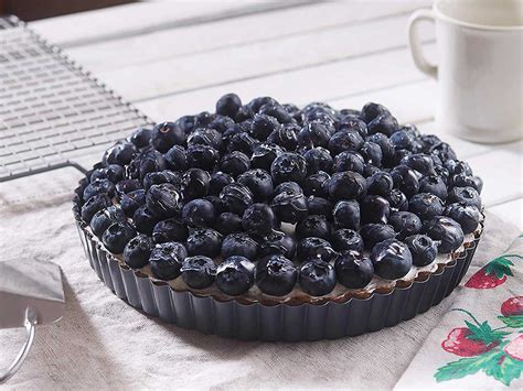 Shallow, fluted tart pans can give a home baker's quiche or fruit tart a professional look. Fluted Tart Pans to Suit Every Taste in 2020 | Best pie ...