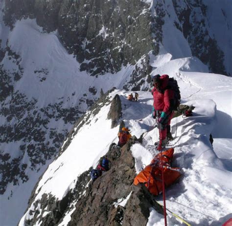 Der mount everest ist ein berg im himalaya und mit einer höhe von über 8848 m (genauer: Mount Everest: Bergsteiger holt erfrorenen Bruder vom ...