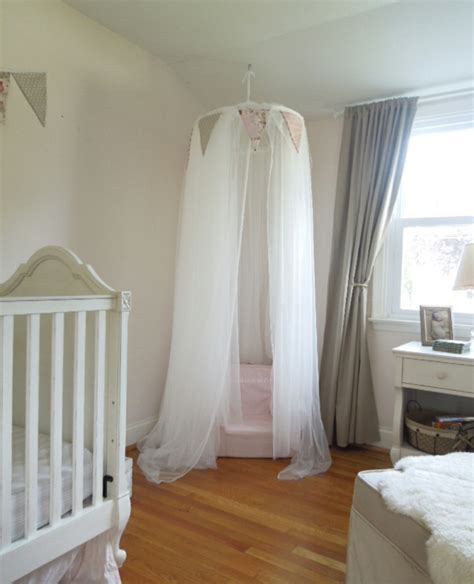 Auch eine kuschelecke ist hiermit möglich. Baldachin - Bett im Babyzimmer - 27 geniale Ideen ...