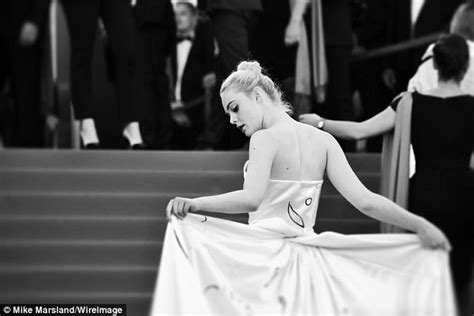 Cannes Film Festival Elle Fanning Makes A Bold Entrance Daily Mail