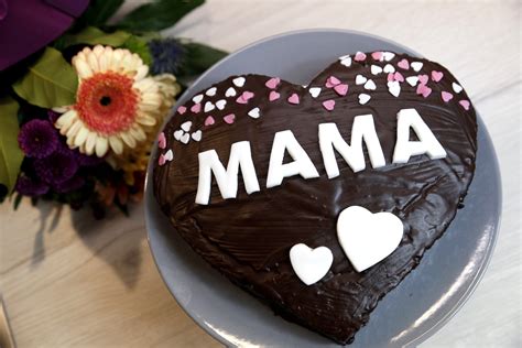 Jetzt ausprobieren mit ♥ chefkoch.de ♥. Nusskuchen Herz Geburtstagskuchen für Mama | leckere ...