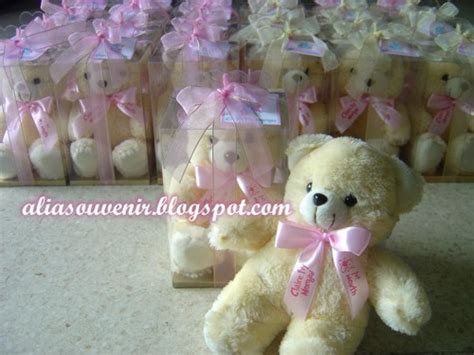 Perusahaan kami didukung tenaga kerja yang ahli dan berpengalaman dibidangnya serta kapasitas produksi yang mencapai 1000 pcs per hari dan dengan bahan2 yang berkualitas. Alia Souvenir Boneka Teddy Bear Souvenir Ulang Tahun Anak