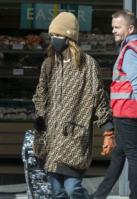 45,558 likes · 823 talking about this. Emilia Clarke - Shopping Groceries in London 04/07/2020 ...
