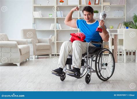 Der Behinderte Boxer Am Rollstuhl Der Von Verletzung Sich Erholt