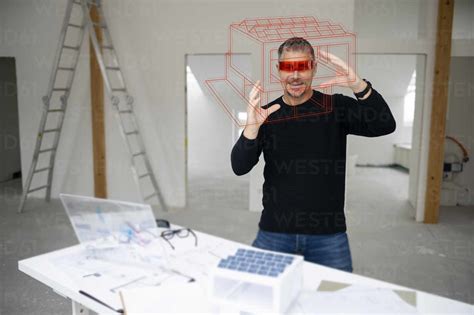 Lächelnder Reifer Architekt Der Einen Virtual Reality Simulator Trägt Und Ein Hausmodell Auf
