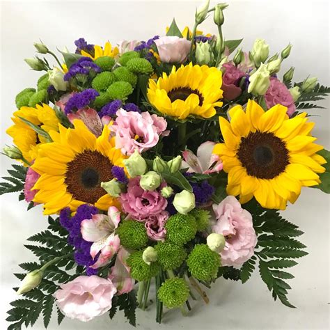 Per i bouquet oppure per le composizioni si possono utilizzare dei fiori che più si amano arricchendoli magari con dei nastri di colore argento. Bouquet di fiori misti con girasoli
