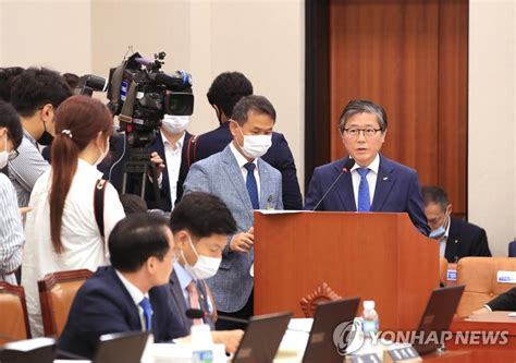 서울 오후 9시까지 115명 확진…전날보다 55명↓. 업무 보고하는 변창흠 한국토지주택공사 사장 | 연합뉴스