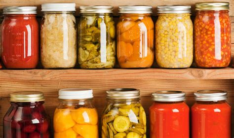 Existen muchas maneras de conservar los alimentos, aunque muchos de nosotros solo estamos la carne se coloca en una salmuera hecha de agua, sal, nitrito de sodio y otras especias para que se envasa los alimentos con el método del baño de agua. Alimentos en conserva: consúmelos de forma segura