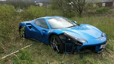 Une Ferrari 488 Spider Accidentée Et Abandonnée Dans Un Champ