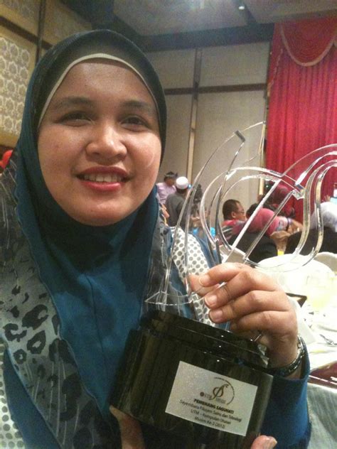 Seorang lelaki india yang berambut hitam pekat dan seorang lagi berketurunan caucasian datang ke rumah mereka pada waktu petang dengan membawa anak kecil dan menyerahkan anak kecil tersebut (farisha. DAYANG NOOR: Penulis yang kadang-kadang menulis: Di ...