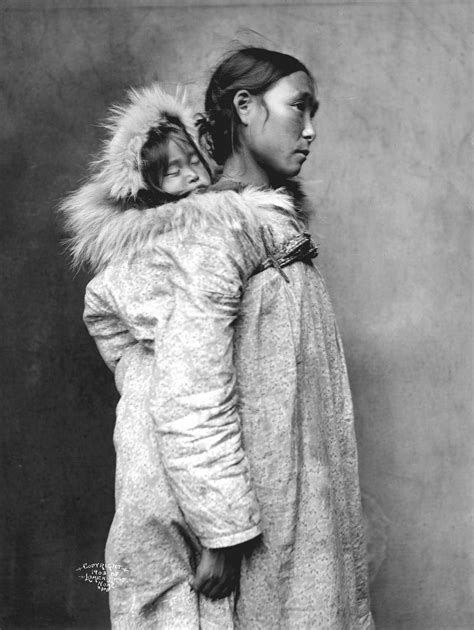 Inuit Mother With Baby Porteo Nativos Americanos Y Diversidad