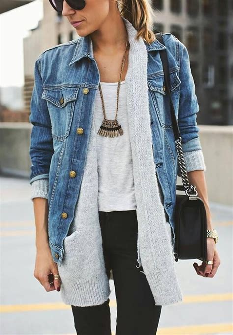 Una falda larga tableada, un jumpsuit de mezclilla o de color negro harán la diferencia al momento de armar tu outfit. Outfits con chaqueta vaquera para cualquier ocasión ...
