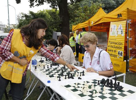 A través de los juegos les ayudamos a erradicar el aburrimiento, disminuir el estrés y tener una vida familiar y social plena. Ofrecen actividades para adultos mayores en plazas ...