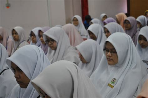 Ketibaan pelawat disambut oleh guru dan pelajar tingkatan 4sains. Lawatan Sekolah Menengah Agama Tengku Amalin A'Ishah Putri ...