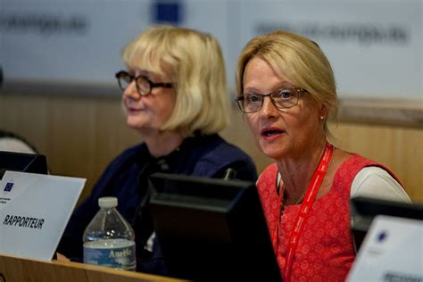 Statsministern är regeringschef över sverige. Regeringen: Sverige behöver mer invandring för att klara ...