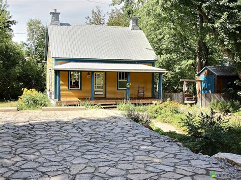 Maison mobile à vendre à autre. Une charmante petite maison de campagne dans la ville de ...