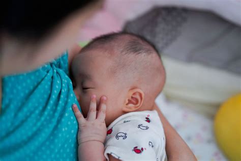 Moms Wajib Tahu Begini Posisi Menyusui Bayi Baru Lahir Yang Benar