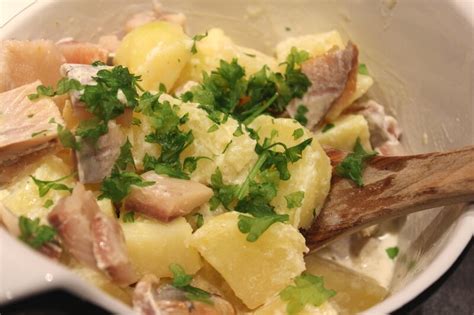 Salade de pommes de terre aux harengs fumés