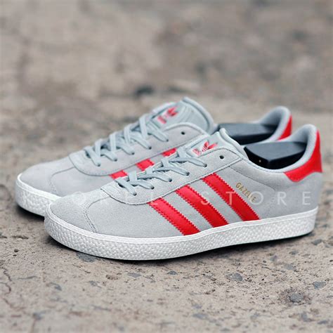 For this reissue, these adidas originals gazelle og shoes step out with a stylish suede upper. Jual ADIDAS GAZELLE OG ORIGINAL GREY RED Limited di lapak ...