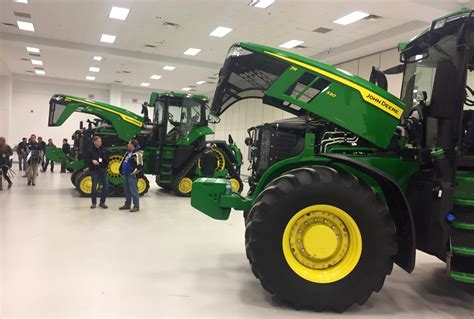 8rx Leads Large Launch Of John Deere Tractors Farmtario
