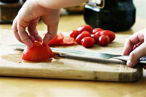 How To Cut Tomatoes The Right Way Food Hacks Wonderhowto