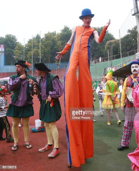 Clown On Stilts Photos And Premium High Res Pictures Getty Images