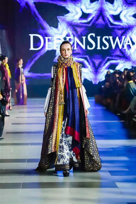 Temukan kekayaan budaya indonesia yang tak terduga mulai dari tradisi, kesenian, pariwisata dan kuliner. Ragam Budaya Indonesia Di Surabaya Fashion Parade Ke-11