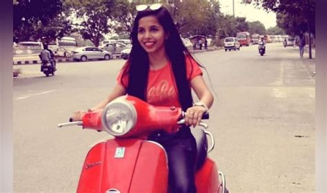 ढिंचैक पूजा का स्कूटर बना मुसीबत दिल्ली पुलिस कर सकती है गिरफ्तार Dhinchak Pooja Lands In