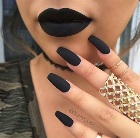 Uñas acrílicas echas completamente con acrílico negro sin encapsular diseño extremadamente elegante. Pin de Aida lopez en Beauty | Uñas postizas negras ...