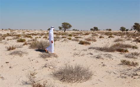 Arab Man In Desert Editorial Stock Image Image Of Khamsin 53388704