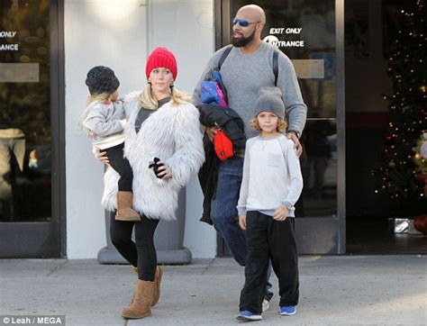 kendra wilkinson and hank baskett celebrate son s 7th birthdayat la hockey rink daily mail online