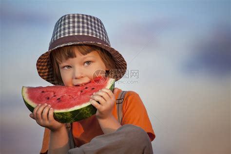 在花园里吃西瓜快乐的小孩在高清图片下载 正版图片507217464 摄图网