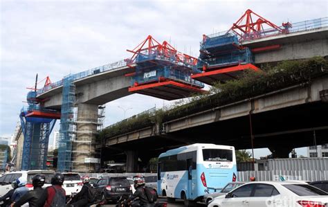 Stasiun mrt bendungan hilir :lokasinya di dekat kawasan gedung perkantoran sudirman dan sekitarnya. Pemasangan Box Girder MRT Jakarta