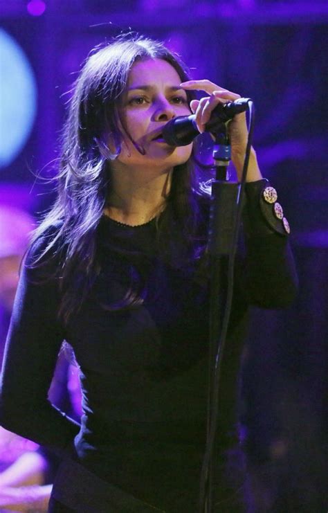 hope sandoval of mazzy star on tonight show with jimmy fallon november 25 2013 hope