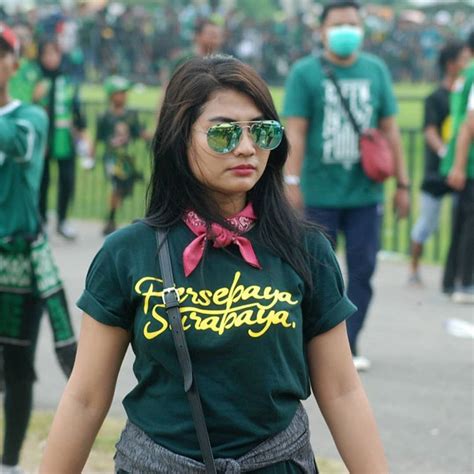 Bidadari tribun persebaya surabaya cantik suporter sepak bola liga. Wanita Cantik Persebaya