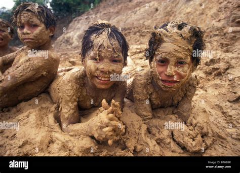 Mayoruna Indische Kinder Amazonasbecken Jungs Spielen Im Schlamm In Der Nähe Von Fluss