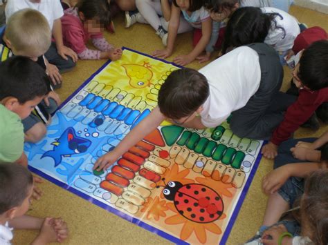 Por ejemplo en el juego planteado a continuación juego de la oca, la docente puede utilizarlo para enseñar juegos reglados nombre de juego: INFANTIL FUENTEPLATA: mayo 2010