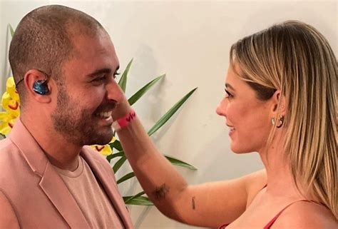 Paolla Oliveira Sobe Ao Palco E Beija Diogo Nogueira Durante Show De
