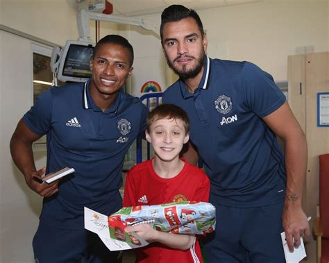 Manchester United Players In Christmas Visit To Royal Manchester