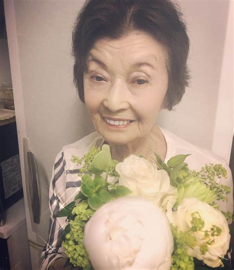 マリエさんのインスタグラム写真 マリエinstagram 「90歳とは思えない大好きなちゃあちゃんに事務所からお花をお届けいただきました こんなときだからみんなにハッピーをって