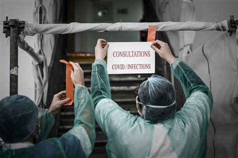 Certaines familles « profitent » de ce moment au ralenti. Coronavirus: en France, le confinement prolongé face à la vague qui "déferle" | Pureactu.com