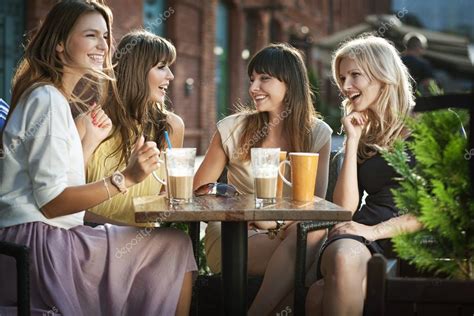 Images Four Girl Friends Four Girls Enjoying The Meeting — Stock
