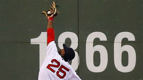Jackie Bradley Jr S Ridiculous Catch And Throw Doubles Up Mike Aviles