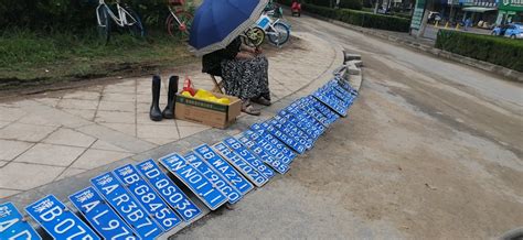 您还可以查询在 google 地图上找到的某地点的坐标。 除了经度和纬度，您可以使用 plus 代码分享没有具体地址的地点。 查询地点坐标. 壮观!开封路边有人叫卖车牌："100一张，可优惠" - 河南一百度