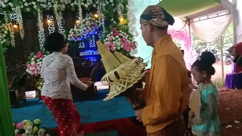 Pakaian adat dari jawa barat ini didominasi dengan pakaian adat dari suku sunda. Pengantin adat Jawa - YouTube