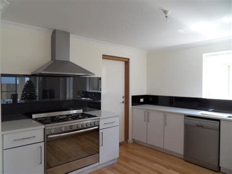 Latest apron trends for kitchen design 2022. Kitchen Splashbacks Inspiration - A Splash Of Glass ...