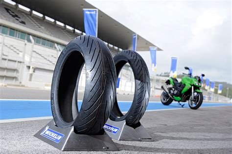 Grip, wendbaarheid en probleemloos remmen op nat wegdek. Michelin Pilot Power 3